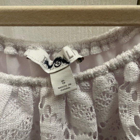 Roz & Ali Short Dress. White Flowy Lacey pattern. Beautiful design. Size Small. - Picture 4 of 6